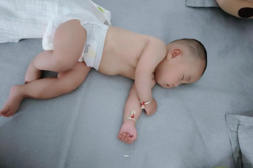 沈丘怀孕肚子撑的难受